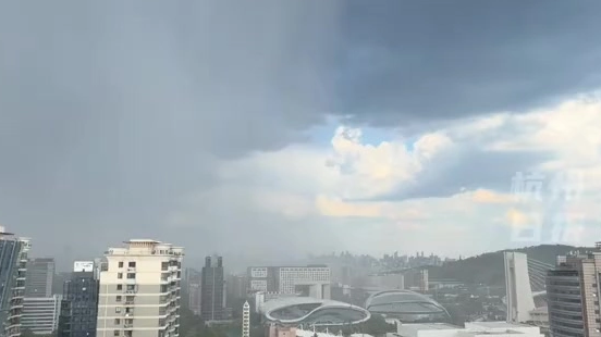 杭州上空出现一道分界线热搜配图